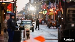 资料照片：2025年1月2日，路易斯安那州新奥尔良，新年庆祝活动期间，执法人员在一名驾驶卡车的男子袭击致人死亡的现场工作。