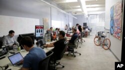 Para pekerja perusahaan permainan Rivalry Games di Silicon Valley.