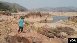 Bula Tawan has been fishing along the Mekong River near Nong Khai, Thailand, for more than 40 years. (Steve Sandford/VOA)