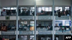 Sejumlah warga Palestina berlindung di gedung sekolah yang dikelola oleh badan PBB UNRWA di Khan Yunis, di selatah Jalur Gaza, pada 16 Oktober 2023. (Foto: AFP/Mahmud Hams)