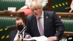 英国首相约翰逊在伦敦的英国议会众议院讲话。（2021年7月7日）