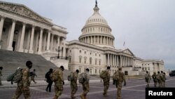 Tentara Garda Nasional tiba di Gedung Capitol beberapa hari setelah pendukung Presiden Donald Trump menyerbu gedung itu di Washington, D.C.