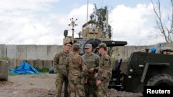 Pasukan AS sebelum upacara penyerahan dari pasukan keamanan AS ke pasukan keamanan Irak sebagai bagian penarikan pasukan, di istana presiden Nineveh, di Nineveh, Irak, 30 Maret 2020.