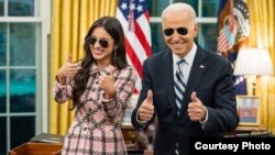 Presiden AS Joe Biden dan penyanyi Olivia Rodrigo mempromosikan vaksinasi bagi kaum muda di Gedung Putih. 