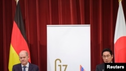 德国总理朔尔茨(左)和日本首相岸田文雄周六(3月18日)在东京的记者会上。