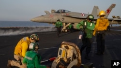 胡塞武装星期六声称攻击了美军航空母舰艾森豪威尔号，但遭到美国官员否认。图为战机准备自艾森豪威尔号起飞执行任务。