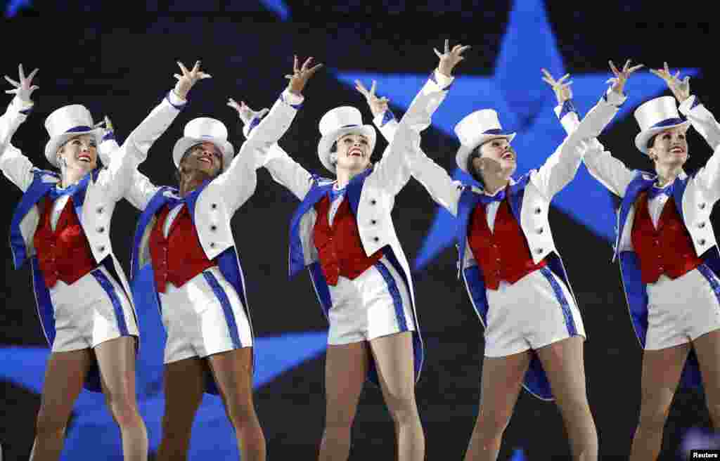 纽约无线电城音乐厅的火箭女郎舞蹈团( The Radio City Rockettes )在川普夫妇主办的,以“自由”为题的就职舞会上表演舞蹈(2017年1月20日)。她们身穿红白蓝三色的服装。红白蓝三色是美国国旗上的颜色,象征着爱国。