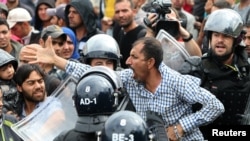 一个试图移民的男子在被斯洛文尼亚警察包围时的反应。