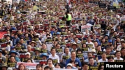 Ribuan warga Korea Selatan melakukan protes terhadap pembuangan air radioaktif olahan dari PLTN Fukushima ke Samudra Pasifik, di Seoul, Korea Selatan, 26 Agustus 2023.