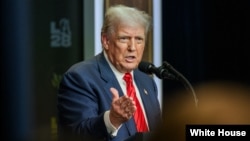 资料照片：特朗普总统在白宫艾森豪威尔行政办公楼签署一项关于成立2028年洛杉矶奥运会工作组的行政命令前发表讲话。(2025年8月5日)