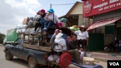 រូបឯកសារ៖ ប្រជាពលរដ្ឋ​ខ្មែរ​ ដែល​ភាគច្រើន​ជា​កម្មករ​រោងចក្រ​កាត់ដេរ បាន​ធ្វើ​ដំនើរ​តាម​រយៈ​រថយន្ត​ឈ្នួល​​ទៅ​លេង​ស្រុក​កំនើត​នៅ​តាម​ខេត្ត​នានា​ក្នុង​ឱកាស​បុណ្យ​ភ្ជុំបិណ្ឌ​ប្រពៃណី​ជាតិ​ នៅ​តាម​បណ្ដោយ​ផ្លូវ​ជាតិ​លេខ​៦A នៅ​ថ្ងៃ​សៅរ៍​ទី​១០​ ដែល​ត្រូវ​ជា​បិណ្ឌ​ទី​១៣។ (ឡេង ឡែន/ VOA) 