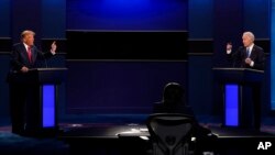 Donald Tramp i Džo Bajden u predizbornoj debati 22. oktobra 2020. (AP /Patrick Semansky)
