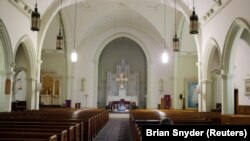 Sebuah gereja Katolik Sakramen di Worcester, Massachusetts, AS, 5 April 2020, sebagai ilustrasi. (Foto: REUTERS/Brian Snyder)