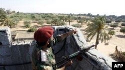 Một chiến binh phe nổi dậy Libya ở Misrata đang chiến đầu chống lại lực lượng trung thành với ông Gadhafi