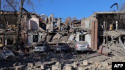 Oštećeni automobili ispred kuće uništene u ruskom raketnom napadu, u Odesi, Ukrajina, 25. novembar, 2024.(Foto: AFP/ Oleksandr GIMANOV)