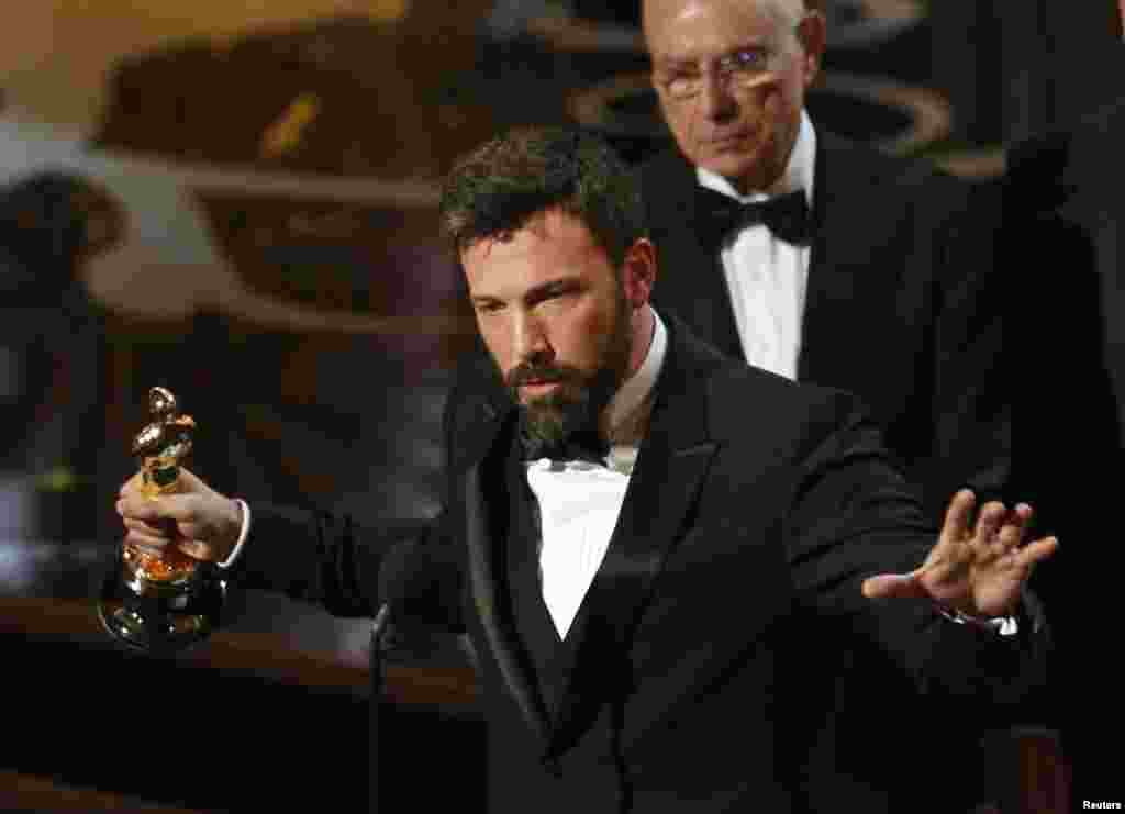 Ben Affleck, nhà sản xuất, đạo diễn và diễn viên chính trong cuốn phim Argo nhận giải Oscar phim xuất sắc nhất.