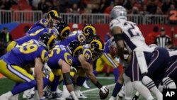 Timovi Los Anđeles Remsa i Nju Ingland Pejtriotsa u prvom poluvremenu finalne utakmice u Atlanti