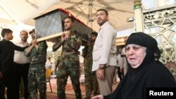 在伊拉克首都巴格达南部为自杀炸弹袭击中的遇难者举行的葬礼（2016年7月3日）