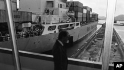 1978 年 6 月 17 日，时任美国总统卡特（Jimmy Carter）在运河区的米拉弗洛雷斯船闸视察巴拿马运河。周五，卡特签署了最终的巴拿马运河条约，于 2000 年将运河控制权移交给巴拿马。（美联社）