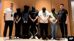 រូបឯកសារ៖ ប៉ូលិសមីយ៉ាន់ម៉ាឃាត់ខ្លួនជនសង្ស័យនៃឧក្រិដ្ឋកម្មឆបោកអនឡាញ ៥ នាក់ នៅប្រទេសមីយ៉ាន់ម៉ា កាលពីថ្ងៃទី ២៦ ខែសីហា ឆ្នាំ ២០២៣។ 