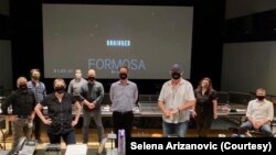 Selena Arizanović, muzička direktorka filmske kuće "Solstice Studios", sa ekipom filma "Unhinged".