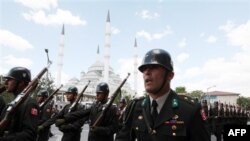 Binh sĩ Thổ Nhĩ Kỳ diễu hành sau tang lễ của 1 sĩ quan bị các phiến quân người Kurd giết chết tại biên giới Thổ Nhĩ Kỳ-Iraq, 24/7/2010