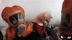 韩国中学生在学习如何使用防化学攻击的防毒面具