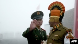 中印边界双方执勤军人（资料照片2008年）