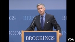 美国前驻华大使洪博培11月28日在布鲁金斯学会举行的一个有关中国法治的研讨会上 (美国之音拍摄)