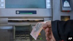 Ilustracija - Podizanje 1000 dinara sa bankomata na severu Kosova