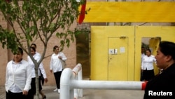 资料照片：新疆喀什再教育营内的维吾尔族妇女（2018年9月6日）