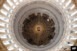 2020년 미국 인권운동 지도자 존 루이스 전 연방하원의원의 관이 워싱턴 연방의사당 ‘로툰다’에 안치됐다. (자료사진)