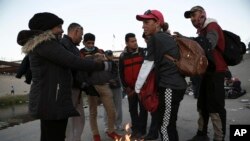 Sejumlah migran tampak berkumpul di dekat area perbatasan di Ciudad Juarez, Meksiko, pada 21 Desember 2022. Mereka hendak bergerak memasuki Amerika Serikat. (Foto: AP/Christian Chavez)