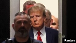 Bivši predsednik Donald Tramp stiže u sudnicu Krivičnog suda na Menhetnu, pošto ga je optužila Velika porota Menhetna u istrazi o novcu isplaćenom za ćutanje Stormi Denijels, u Njujorku, 4. aprila 2023.