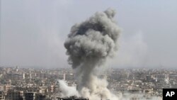 Hayaki da ya tashi bayan jiragen sama sun kai hari a Syria