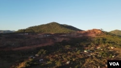 津巴布韦盘赫龙格地区的中非汇金(Sino Africa Huijin)大规模采矿作业鸟瞰图。大规模的露天矿坑从山腰上凿出，清晰可见。采矿地点距离居民区很近，引发了当地人对环境污染和社区风险的担忧。(2024年9月17日) (美国之音/伊诺斯·丹赫尔)