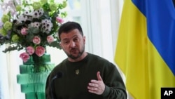 2023年5月4日，乌克兰总统泽连斯基在荷兰海牙与荷兰首相吕特和比利时首相德克罗举行的联合新闻发布会上发表讲话。