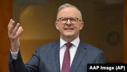 Perdana Menteri Australia Anthony Albanese membahas undang-undang yang akan menetapkan usia minimal 16 tahun bagi anak-anak untuk menggunakan media sosial dalam konferensi pers di Canberra, Kamis, 7 November 2024. (Mick Tsikas/AAP Image via AP)