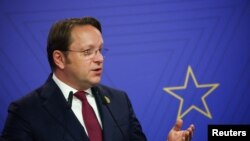 Evropski komesar za proširenje i susedsku politiku Oliver Varhelji na samitu EU-Zapadni Balkan posvećenom Planu rasta (REUTERS/Florion Goga)