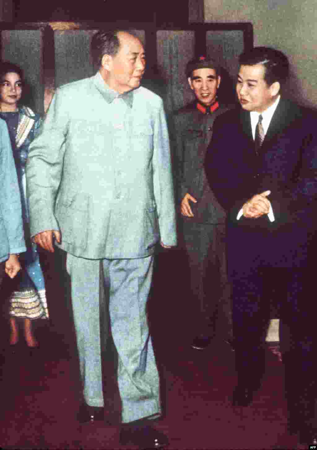 1971年中国头号领导人毛泽东和二号领导人林彪在北京欢迎柬埔寨的西哈努克亲王和王后莫尼列。《炎黄春秋》杂志曾发表胡鹏池的文章说:林彪之所以从一个长期养病的“老病号”异军突起,最终登上了“一人之下,万人之上”的副统帅、接班人的宝座,并不主要是靠他解放战争的军功,更重要的是靠他狂热地推行“个人崇拜”。当年这些“四个伟大”、“三个副词”、“一句顶一万句”与“顶峰论”、“天才论”、“四个第一”……全都是林彪“造神运动”中的“主打歌”与“组合拳”,它们在“造神”的同时也为林彪捞取了政治资本。