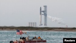 Posmatrači čekaju poleteanje letelice Spejs Eks sa lansirne rampe blizu Braunsvila u Teksasu, 17. aprila 2023. 