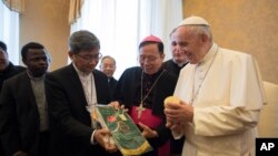 教宗方济各在梵蒂冈会见台湾教会合作协会代表团 （2017年12月7日）