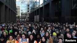 在2018年11月1日爱尔兰都柏林，做为全球对工作场所问题抗议的一部分，谷歌办公室的工作人员出走。