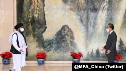 中国国务委员兼外交部长王毅在中国天津会见了阿富汗塔利班政治委员会负责人巴拉达尔（2021年7月28日）。