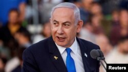 Perdana Menteri Israel Benjamin Netanyahu memberikan pidato pada upacara penghormatan bagi perwira tempur militer di pangkalan militer dekat Mitzpe Ramon, Israel, 31 Oktober 2024. (Foto: Reuters/Amir Cohen)