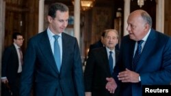 Presiden Suriah Bashar al-Assad bertemu dengan Menteri Luar Negeri Mesir Sameh Shoukry di Damaskus, Suriah, 27 Februari 2023. (Foto: via Reuters)
