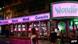 រូបឯកសារ៖ មនុស្ស​ដើរ​កាត់​ហាង​កញ្ឆា​មួយ​នៅ​ក្នុង​ទីក្រុង​បាងកក