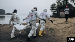 Bayi Croix rouge mpe Comité international ya croix rouge bazali kolota nzoto ya bato bakufi na bitumba na Goma. Nord-Kivu, 01 sabza ya yambo 2025. Photo by ALEXIS HUGUET / AFP)