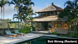 The Asmara Suite di Amandari Hotel yang elegan di Ubud memiliki kolam renang pribadi dengan pemandangan sawah di dekatnya, 13 Agustus 2003. Bali merasakan pukulan yang berat akibat pandemi. (Foto: REUTERS/Bob Strong)