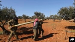 叙利亚反政府武装准备向政府军的阵地发射导弹。